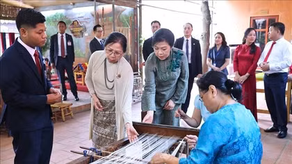 Phu nhân Tổng Bí thư, Chủ tịch nước Tô Lâm và Phu nhân Tổng thống Myanmar thăm làng lụa Vạn Phúc