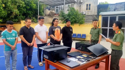 Triệt phá ổ nhóm mua bán trái phép hơn 1.000 tài khoản ngân hàng