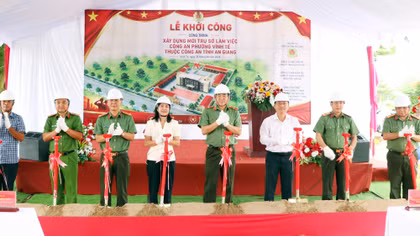 Thiếu tướng Nguyễn Văn Hận, Giám đốc Công an tỉnh An Giang cùng các đại biểu thực hiện nghi thức khởi công Dự án xây dựng trụ sở làm việc Công an phường Vĩnh Tế.