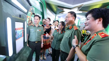 Lan tỏa thông điệp "Tổ quốc bình yên" từ không gian mở Hồ Gươm