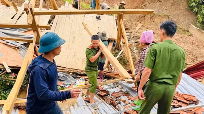 Công an tỉnh Sơn La hỗ trợ nhân dân bị thiệt hại do mưa lớn