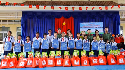 Công an tỉnh Cà Mau đồng hành cùng học sinh khó khăn 