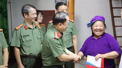 Cụm Thi đua số 9 khám bệnh, phát thuốc miễn phí cho nhân dân xã Lũng Cú