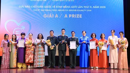 Ban Tổ chức trao giải Nhất cho các nhóm tác giả.
