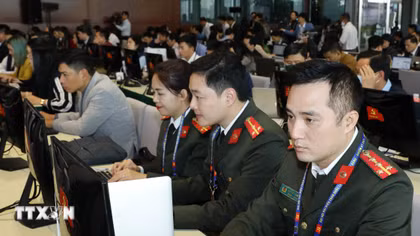 Phóng viên tác nghiệp tại Trung tâm Báo chí Đại hội XIII của Đảng. (Ảnh: TTXVN) 