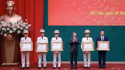 Thủ tướng Chính phủ Lê Minh Hưng trao Huân chương Quân công hạng Nhất tặng 3 cá nhân vì đã có thành tích đặc biệt xuất sắc trong quá trình công tác, góp phần vào sự nghiệp xây dựng chủ nghĩa xã hội và bảo vệ Tổ quốc; trao Huân chương Lao động hạng Ba tặng 2 cá nhân vì đã có thành tích xuất sắc đột xuất trong công tác tham mưu, chuẩn bị, tổ chức, phục vụ Đại hội đại biểu toàn quốc lần thứ XIV của Đảng.