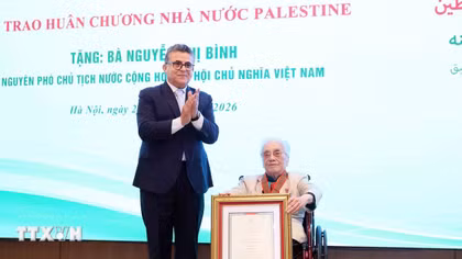Trao Huân chương Ngôi sao Công trạng tặng nguyên Phó Chủ tịch nước Nguyễn Thị Bình