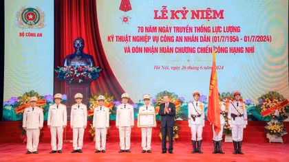 Tổng Bí thư, Chủ tịch nước Tô Lâm trao Huân chương chiến công hạng Nhì cho Cục Kĩ thuật nghiệp vụ tại Lễ kỷ niệm 70 năm Ngày truyền thống lực lượng Kỹ thuật nghiệp vụ.