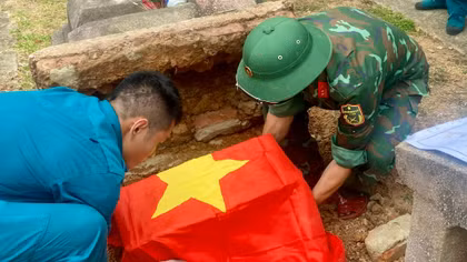 Lực lượng quân sự lấy mẫu xương của các liệt sĩ chưa biết tên để xác định danh tính thông qua mẫu ADN.