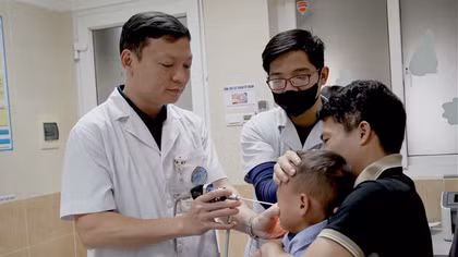 Cháu bé 6 tuổi bị bi sắt bắt vào mắt, cảnh báo nguy hiểm từ súng đồ chơi