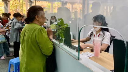 Bệnh viện Đa khoa Xanh Pôn tăng cường nhân viên hỗ trợ tại khu vực tiếp đón, đăng ký khám bệnh.