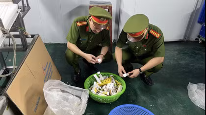 Nguy hiểm từ chất bảo quản trong hàng triệu lọ C sủi giả vừa bị triệt phá như thế nào?