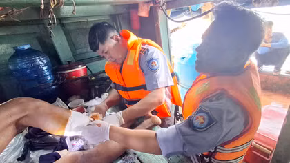 Kịp thời cấp cứu ngư dân bị tai nạn trên vùng biển Tây Nam