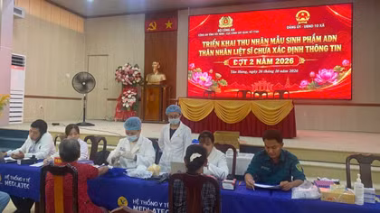 Công an Tây Ninh đến tận nhà thu mẫu sinh phẩm ADN của thân nhân liệt sĩ 