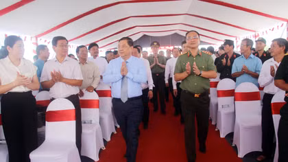 Thứ trưởng Phạm Thế Tùng trao quà của Bộ Công an tặng các hộ dân tiêu biểu, xuất sắc trong phong trào TDBV ANTQ trên địa bàn đặc khu Phú Quốc.