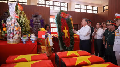 Tổng Bí thư, Chủ tịch nước Tô Lâm dâng hương các anh hùng liệt sĩ tại công viên Lê Thị Riêng