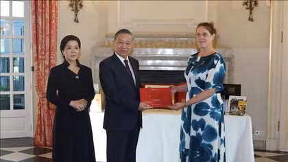Tổng Bí thư, Chủ tịch nước Tô Lâm và Phu nhân thăm, tặng sách cho Thư viện Hoàng gia Bỉ
