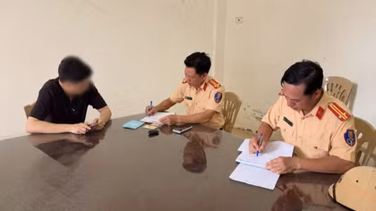 Dùng băng dán sửa biển số ô tô để né phạt vẫn bị phát hiện