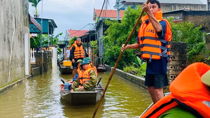 Công an Thanh Hoá hỗ trợ người dân ứng phó nguy cơ lũ quét, sạt lở