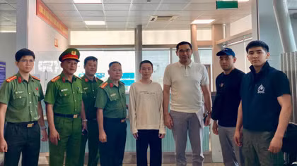 Đoàn Công tác Bộ Công an Việt Nam bàn giao đối tượng (áo trắng, ở giữa) cho Đoàn tiếp nhận Kazakhstan