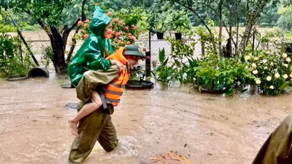 Công an Quảng Trị bám địa bàn giúp dân ứng phó ngập lụt