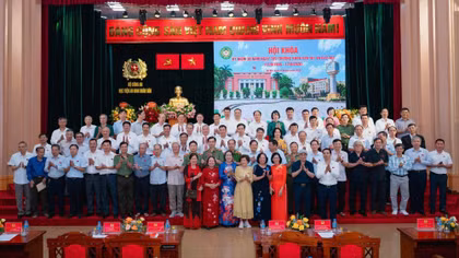 Các thầy cô giáo và Ban liên lạc Khóa D28 Học viện ANND - D22 Học viện CSND chụp ảnh lưu niệm cùng đại diện Ban Giám đốc Học viện ANND và Học viện CSND.