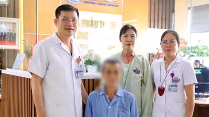  Cứu cụ ông có khối u phổi nặng hơn 3kg 