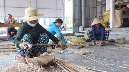 Người dân bên phá Tam Giang “giữ lửa” nghề mây tre đan truyền thống