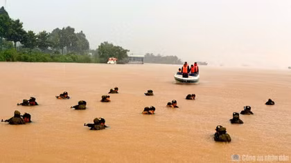 Vượt nắng, thắng mưa giữ bình yên vùng sông nước Cửu Long