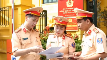 Trung tá Nguyễn Ngọc Tiến cùng đồng nghiệp nghiên cứu kịch bản trước khi quay phim 