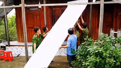 Công an Cà Mau giúp người dân khắc phục hậu quả dông lốc
