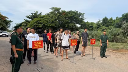 Tiếp nhận 21 người Việt Nam do Campuchia trục xuất về nước