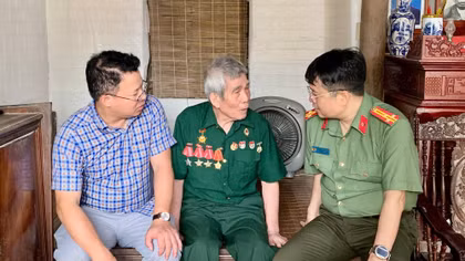 Bệnh viện 19-8 khám, tặng quà cho hơn 260 thương bệnh binh, gia đình chính sách