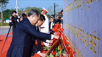 Thủ tướng Lê Minh Hưng và Thủ tướng Lào dâng hoa tưởng niệm các vị lãnh tụ hai nước