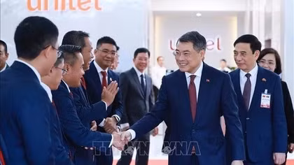 Thủ tướng Lê Minh Hưng thăm, làm việc với Công ty Unitel tại Lào