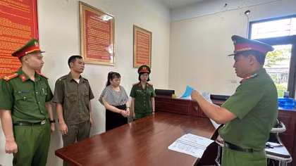 “Lương y Hoàng Linh” bị bắt vì bán thuốc gia truyền dởm