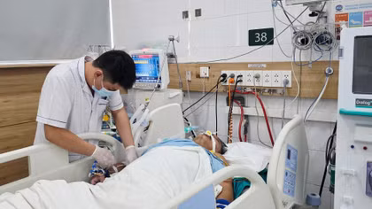 Nam bệnh nhân rất nặng phải hỗ trợ ECMO đang được các bác sĩ hồi sức tích cực. (Ảnh: Nguyên Hà)