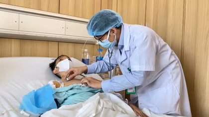 Ghép gan cứu sống nam sinh mắc bệnh di truyền 