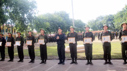 Thượng tá Võ Văn Phong, Trung đoàn trưởng Trung đoàn CSCĐ số 10 trao giấy chứng nhận hoàn thành khóa huấn luyện cho các chiến sĩ.