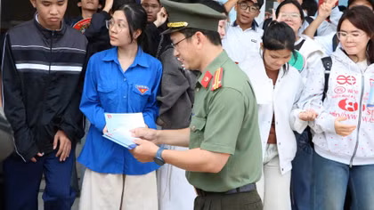 Cán bộ Ban Thanh niên Công an tỉnh An Giang tuyên truyền, hỗ trợ các em học sinh.