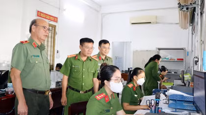 Lãnh đạo Văn phòng Bộ Công an kiểm tra việc ứng dụng công nghệ thông tin giải quyết thủ tục hành chính cho người dân, doanh nghiệp tại Công an phường Rạch Giá (tỉnh An Giang).