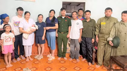 Công an xã Thanh Kỳ vượt lũ đưa nhân viên y tế đi đỡ đẻ