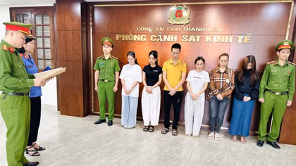 Lập nhiều tài khoản mạng xã hội rồi livestream bán nước hoa giả 