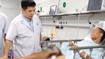 Cứu nam công nhân bị xà beng đâm xuyên đùi