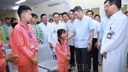 Thủ tướng Lê Minh Hưng thăm, tặng quà bệnh nhi tại Bệnh viện K Tân Triều