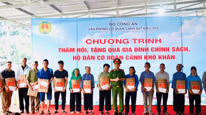 Tặng quà gia đình chính sách và người nghèo ở Cao Bằng