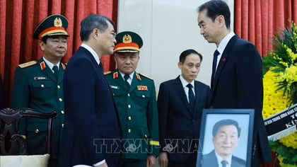 Thủ tướng Lê Minh Hưng viếng nguyên Thủ tướng Quốc vụ viện Trung Quốc Chu Dung Cơ