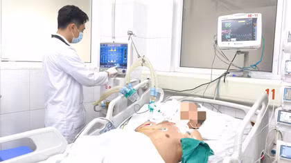 Bị gà mổ vào chân, cụ ông bị uốn ván nguy kịch