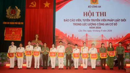 Trung tướng Phạm Công Nguyên, Cục trưởng Cục Pháp chế, cải cách hành chính và tư pháp Bộ Công an và Thiếu tướng Huỳnh Việt Hòa, Giám đốc Công an TP Cần Thơ trao cờ tặng các đội dự thi.