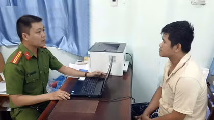 Cán bộ Công an làm việc với đối tượng Võ Văn Tiền.